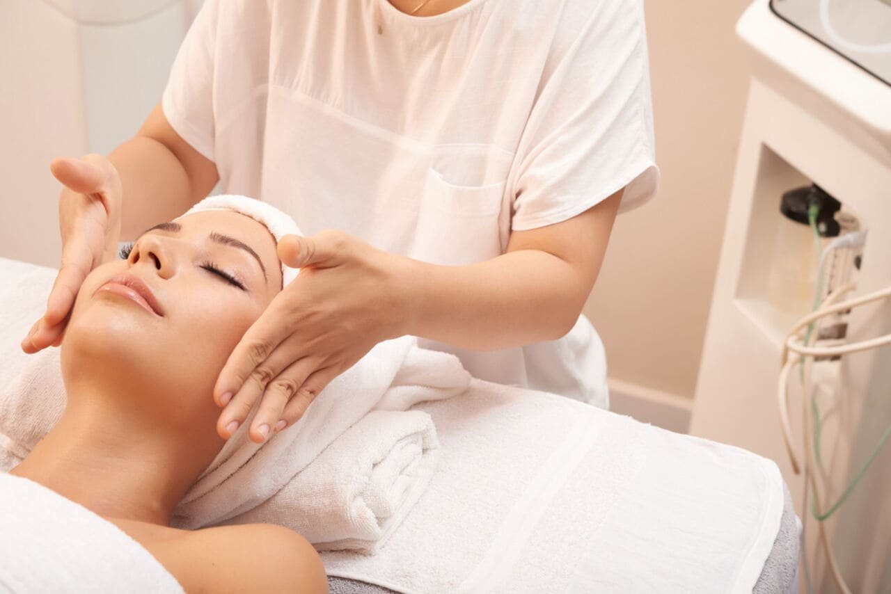 Sala de clínica de estética com maca e equipamentos